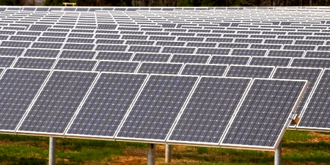 A zöld hosting megújuló energiaforrásokra eze belül a napenergiára is épít.